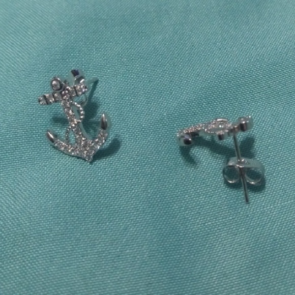 Gorgeous Anchor Earrings - Picture 2 of 3